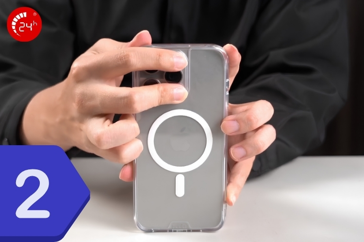 Cách gỡ ốp lưng bước 2