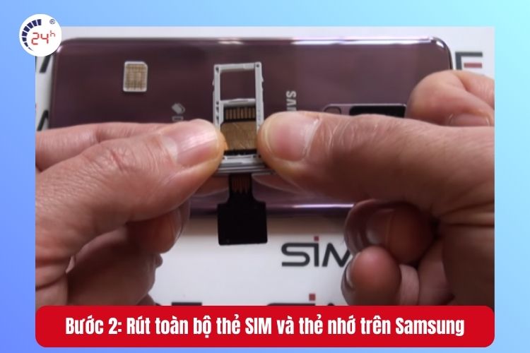 Bước 2: Rút toàn bộ thẻ SIM và thẻ nhớ để khe thẻ được thông thoáng