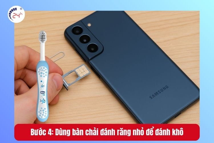 Bước 4: Dùng bàn chải đánh răng nhỏ, khô để đánh sạch các vị trí nhỏ