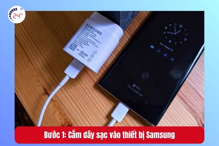 Bước 1: Cắm dây sạc vào thiết bị Samsung