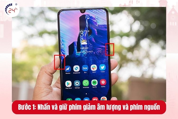 Bước 1: Nhấn và giữ đồng thời phím giảm âm lượng và phím nguồn trong khoảng 7 đến 10 giây