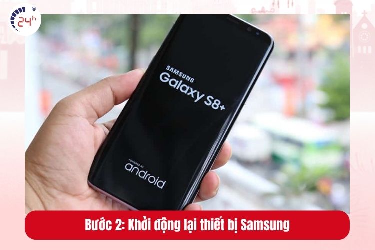 Bước 2: Điện thoại sẽ rung lên và tự động tắt, sau đó khởi động lại