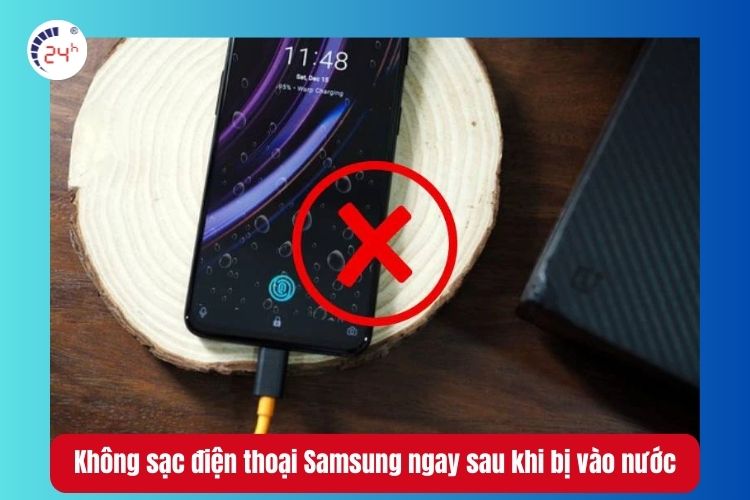 Không sạc điện thoại Samsung ngay sau khi bị vào nước