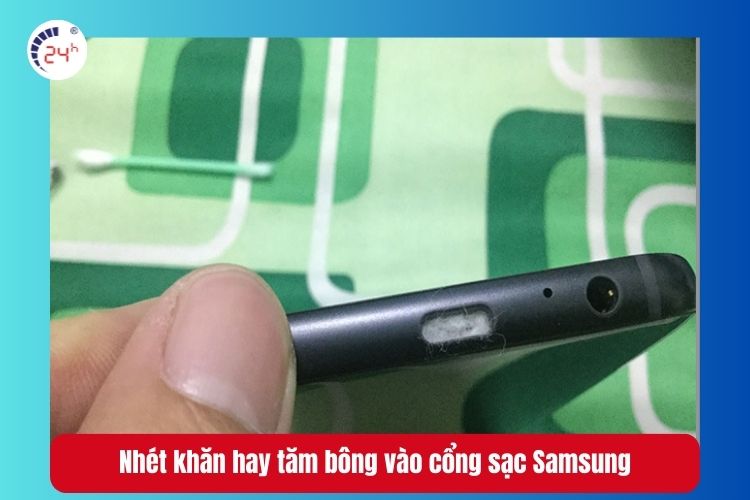 Nhét khăn hay tăm bông vào cổng sạc Samsung