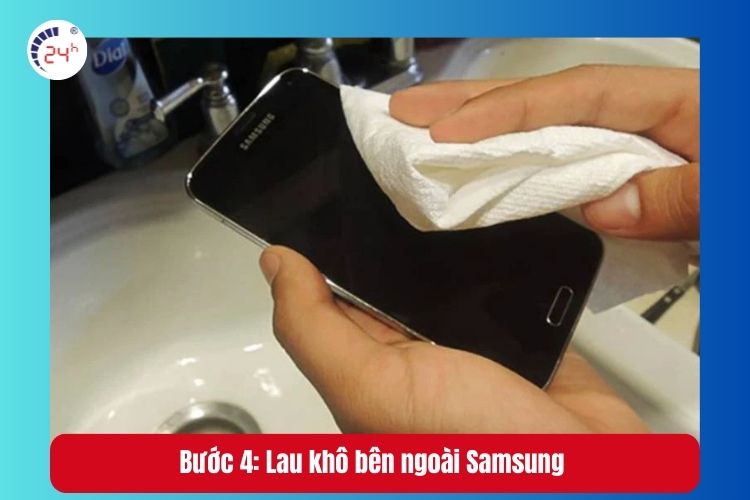 Bước 4: Lau khô bên ngoài Samsung 