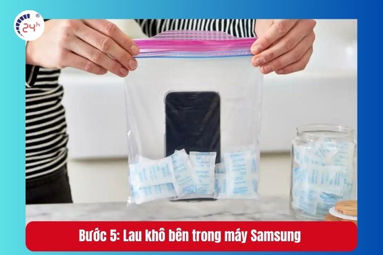 Bước 5: Lau khô bên trong máy Samsung 