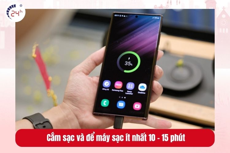 Bạn nên cắm sạc và để máy sạc ít nhất 10 - 15 phút trước khi thử bật lại Samsung