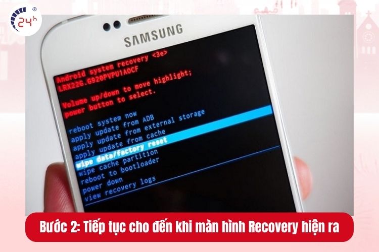 Bước 2: Thả phím nguồn khi logo Samsung xuất hiện cho đến khi màn hình Recovery Android hiện ra