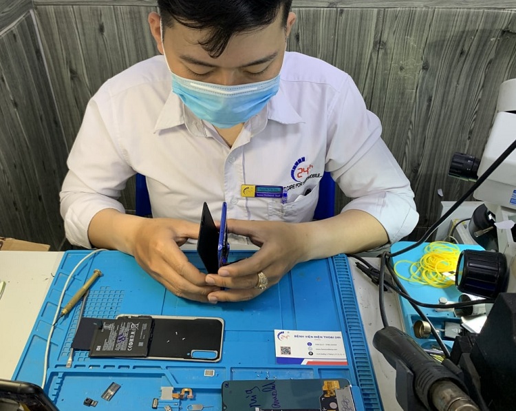 Kỹ thuật viên sẽ tiến hành sửa chữa điện thoại Samsung khi khách hàng đồng ý lựa chọn dịch vụ của trung tâm