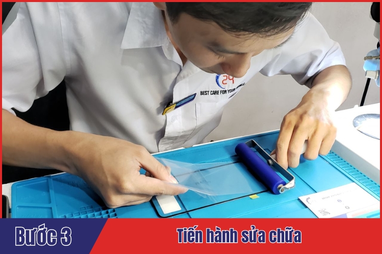 Nhân viên tiến hành sửa chữa điện thoại iPhone 12 Series