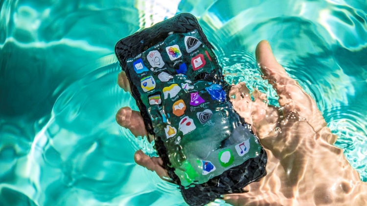 iPhone bị ngấm nước có thể gây hỏng IC