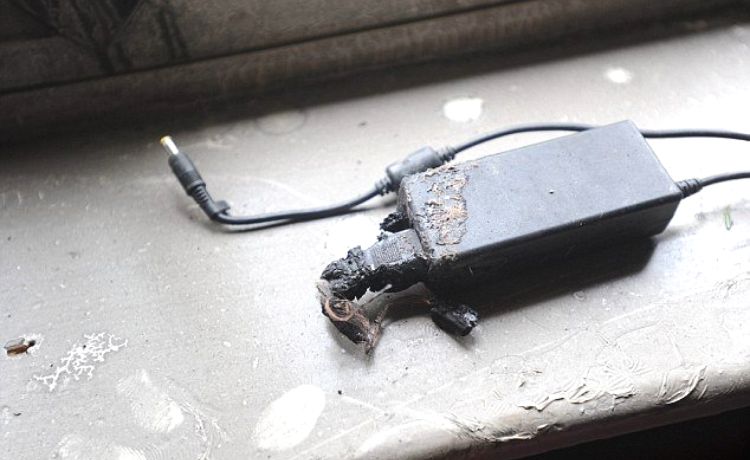 tự sửa dây sạc laptop ở nhà sẽ dẫn đến cháy nổ nếu ko làm đúng 
