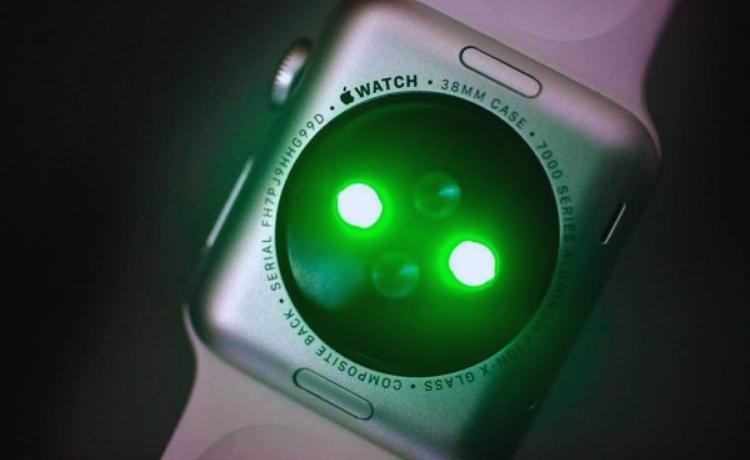 đèn xanh trên Apple Watch là thiết bị dùng để đo cảm biến nhịp tim cho người dùng 
