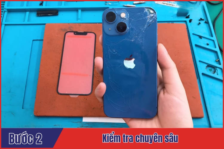 tiếp nhận kiểm tra tình trạng kính lưng iPhone 13 Mini
