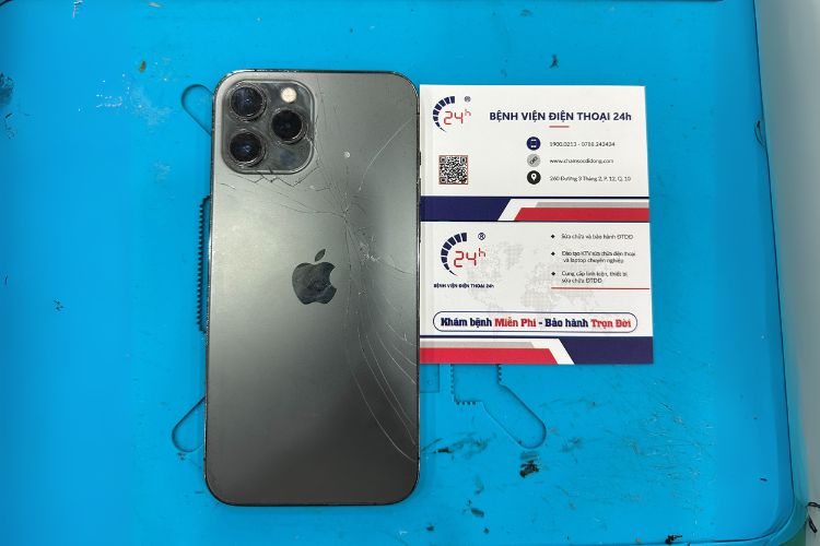 tình trạng thực tế kính lưng iphone 12 pro max bị hỏng