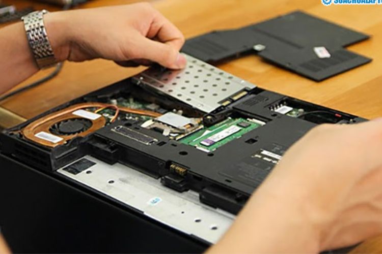 Hình ảnh quá trình thay RAM cho laptop