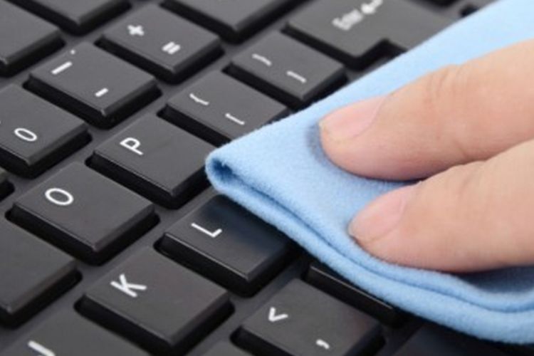 Thường xuyên kiểm tra và vệ sinh bàn phím laptop bằng khăn mềm, vải không xơ hoặc máy nén khí