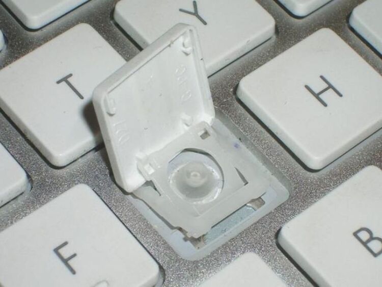 Nút phím bị bung ra vì Macbook bị va đập mạnh