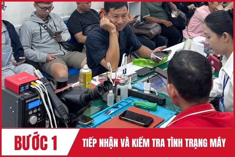 nhân viên tiếp nhận máy