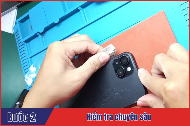 Kiểm tra chuyên sâu trình trạng mặt kính sau iPhone 15 Plus và tư vấn, báo giá sửa chữa