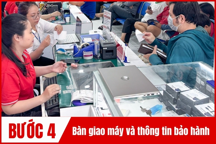 Nhân viên bàn giao máy và giấy bảo hành cho khách tại chamsocdidong.com