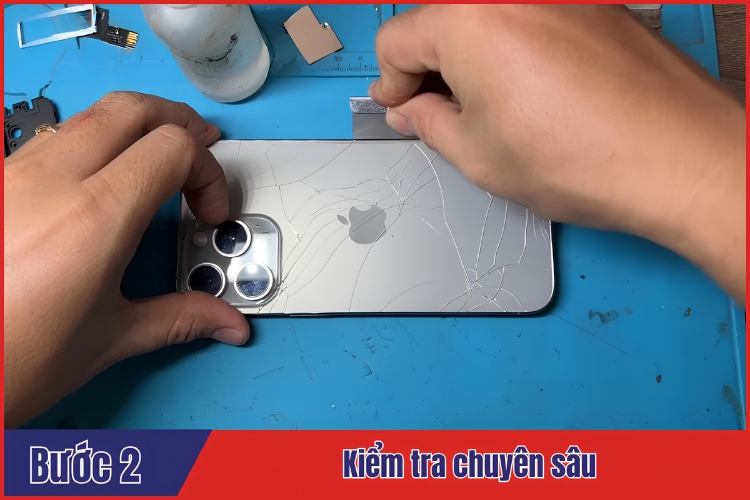 Nhân viên tiến hành kiểm tra chuyên sâu cho kính lưng tại chamsocdidong.com
