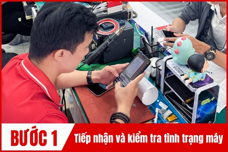 Nhân viên tiếp nhận và lắng nghe thiết bị lỗi tại chamsocdidong.com