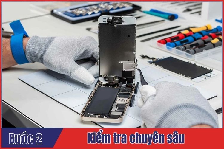 Kỹ thuật viên tiến hành kiểm tra chi tiết điện thoại trước khi thay màn hình