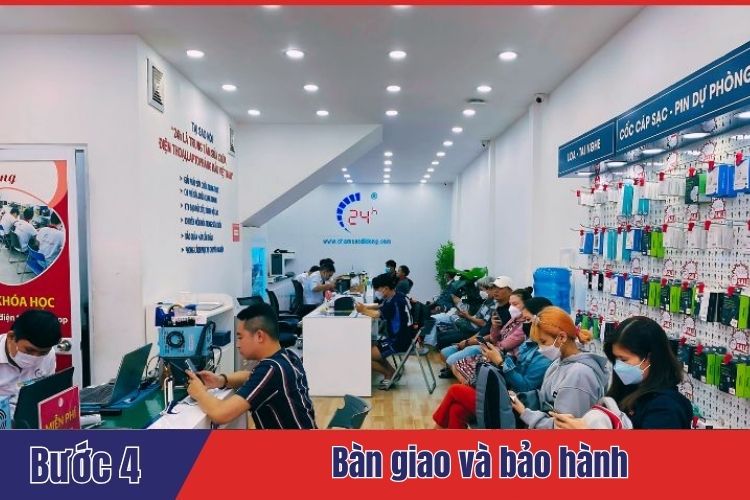 Bàn giao lại điện thoại sau khi thay màn hình cho khách hàng kèm theo các chế độ bảo hành