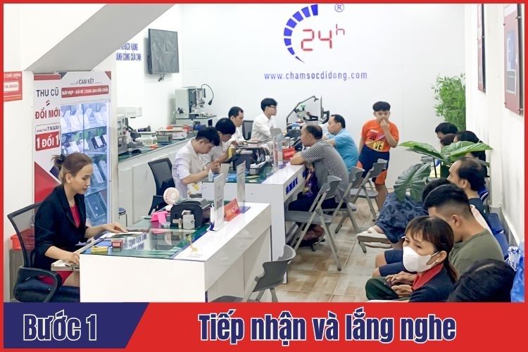 Nhân viên tiếp nhận thông tin và nghe yêu cầu từ khách hàng tại quầy dịch vụ