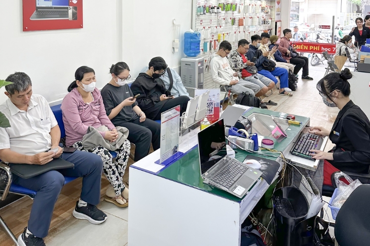 nhân viên tư vấn và báo giá sửa chữa