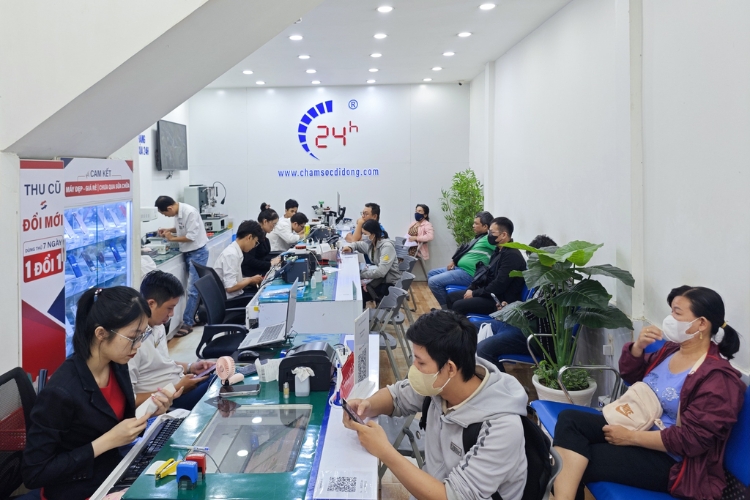 nhân viên tiếp nhận iphone 14 pro bị lỗi màn hình