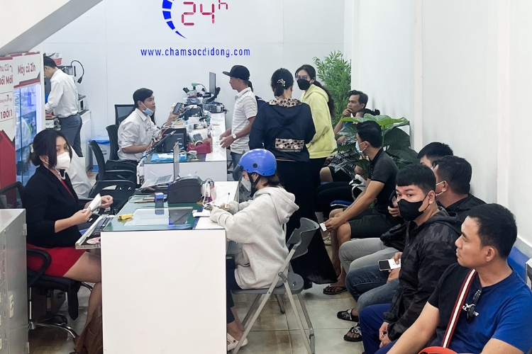 bàn giao máy và phiếu bảo hành cho khách