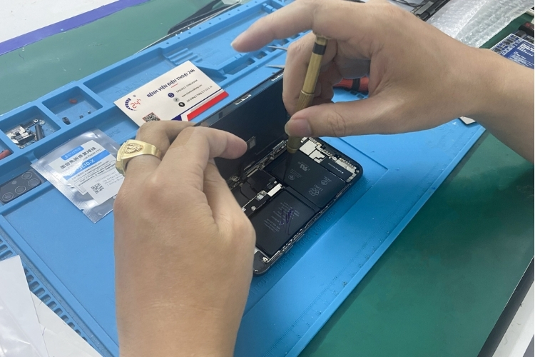 thợ đang sửa chữa điện thoại