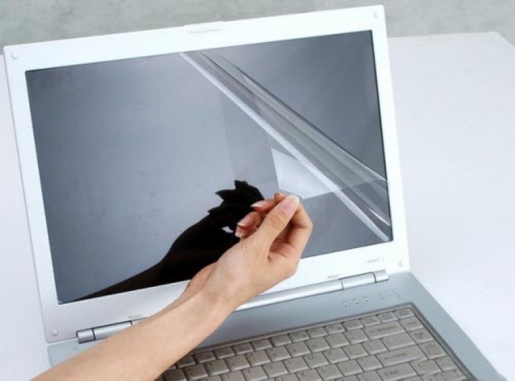 Sử dụng tấm dán màn hình sẽ giúp bề mặt của màn hình không bị xây xước.