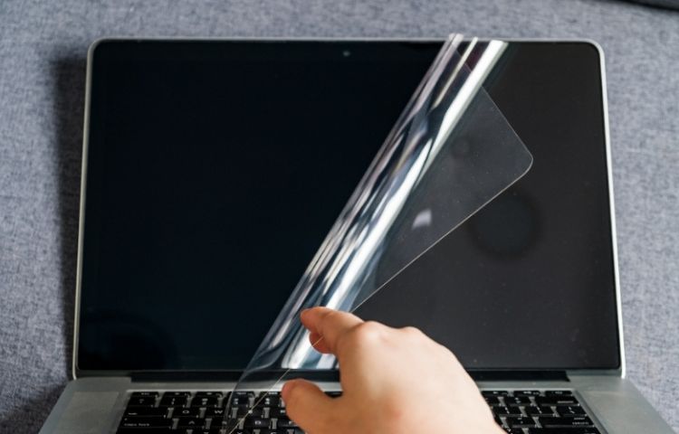 Sử dụng tấm dán màn hình để bảo vệ bề mặt màn hình Macbook.