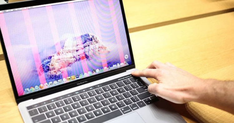 Trong quá trình sử dụng màn hình MacBook bị cấn vật nặng nên màn hình bị sọc