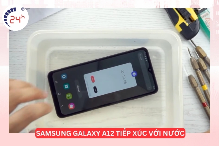 màn hình samsung galaxy a12 tiếp xúc với nước