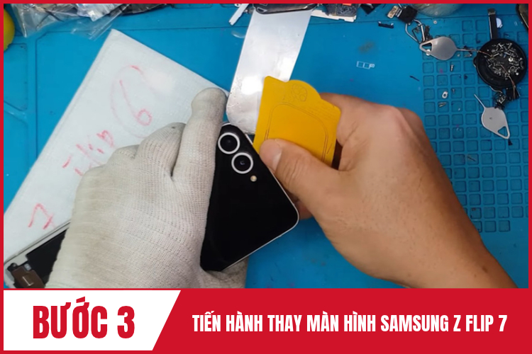 kỹ thuật viên thay màn hình samsung z flip 7