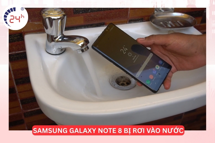 màn hình Samsung Galaxy Note 8 tiếp xúc với nước