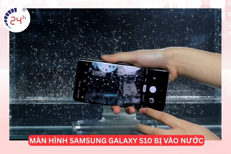 màn hình Samsung Galaxy S10 tiếp xúc với nước