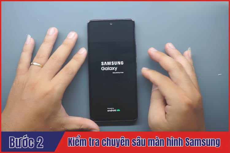 Nhân viên tiến hành thay màn hình samsung tại chamsocdidong.com