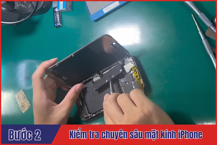 Nhân viên tiến hành kiểm tra chuyên sâu cho điện thoại tại chamsocdidong.com