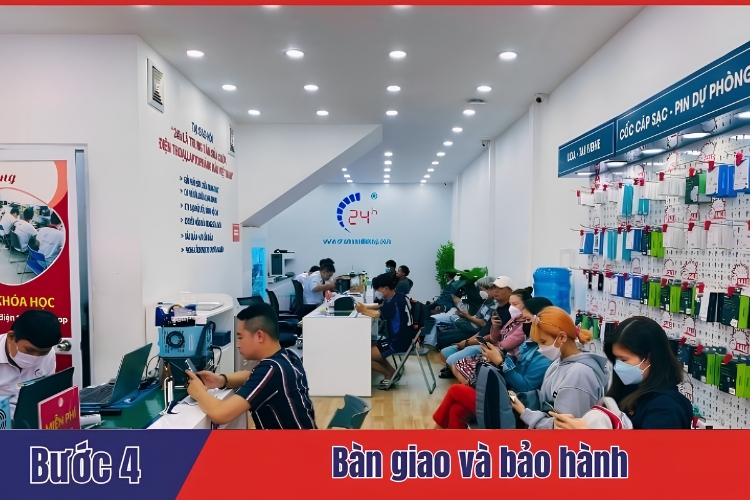 nhân viên kiểm tra chức năng của máy và bàn giao