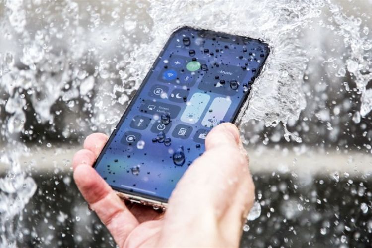 Thay pin iPhone 12 có mất chống nước?