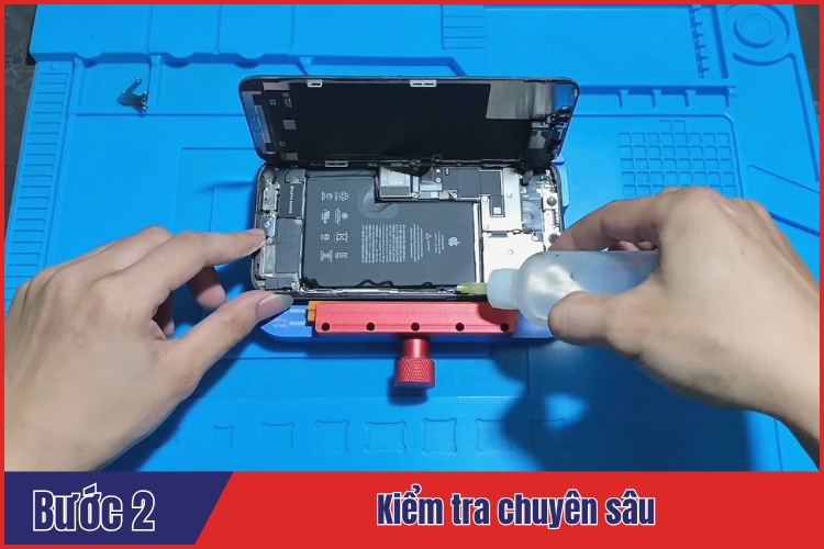 Nhân viên tiến hành kiểm tra chuyên sâu cho iphone 12 pro max
