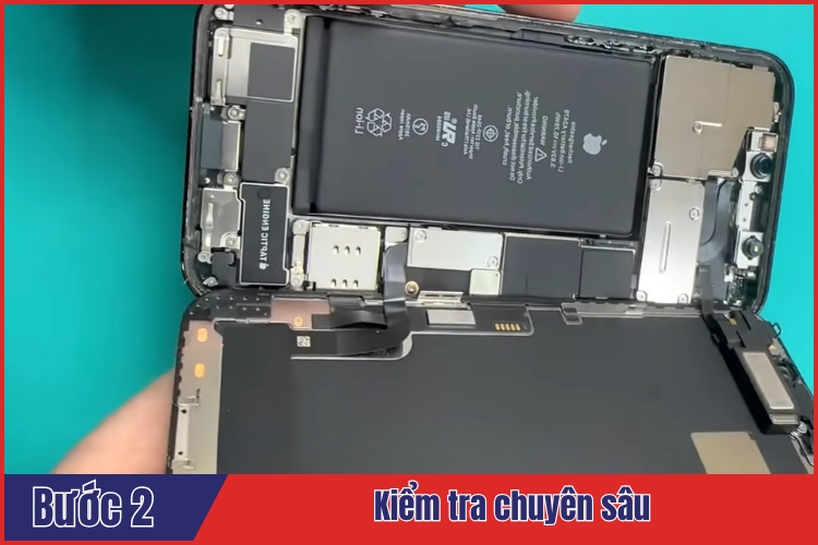 Nhân viên kiểm tra chuyên sâu trình trạng Pin iPhone 12 Pro và tư vấn, báo giá sửa chữa