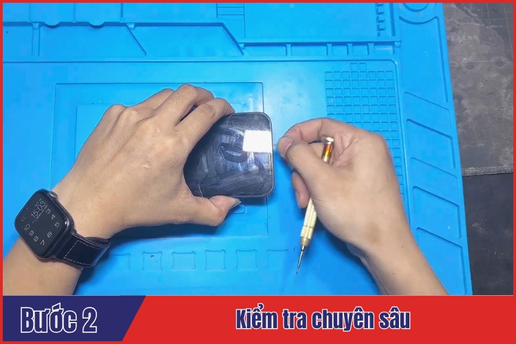 Nhân viên kiểm tra chuyên sâu tình trạng pin iphone 13 pro