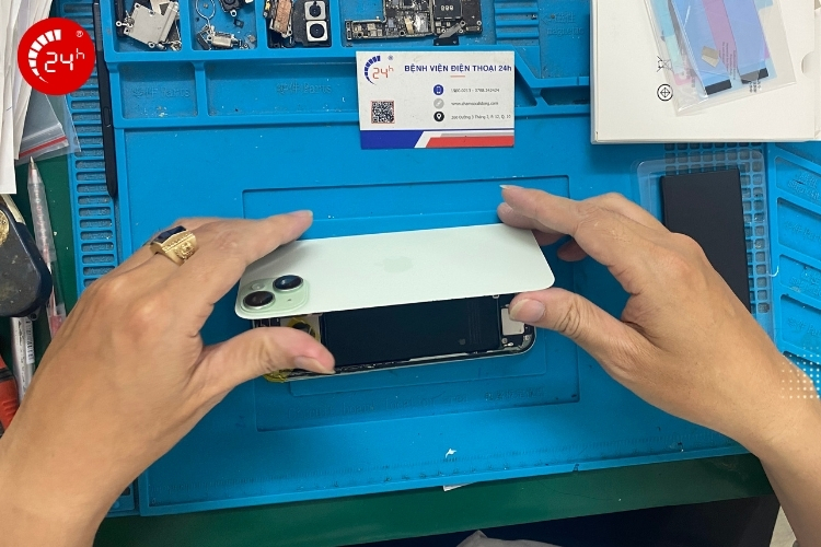 Thay pin iPhone quận Tân Phú giá cả hợp lý