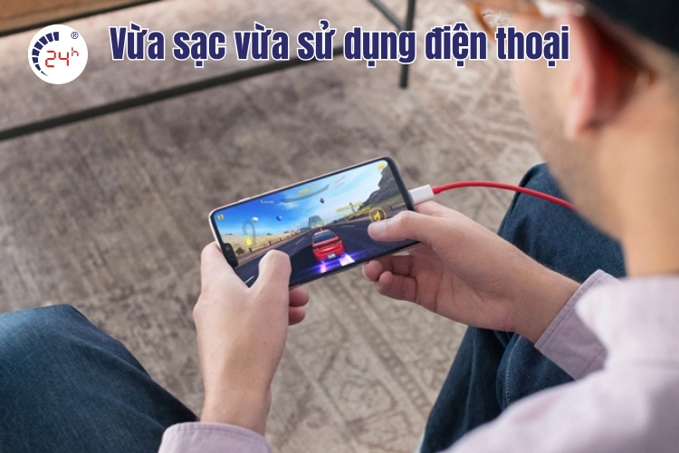 vừa sạc vừa sử dụng điện thoại